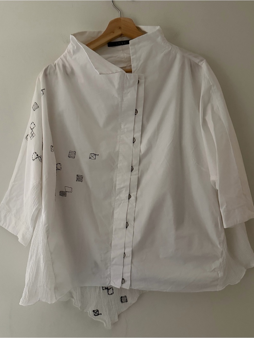 Ozai N Ku White Asymmetrical Top Lagenlook Embroidered White Modern Size Small